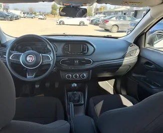 Fiat Egea Cross 2024 met Vooraandrijving systeem, beschikbaar op de luchthaven van Antalya.