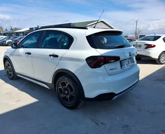 Benzine motor van 1,4L van Fiat Egea Cross 2024 te huur op de luchthaven van Antalya.