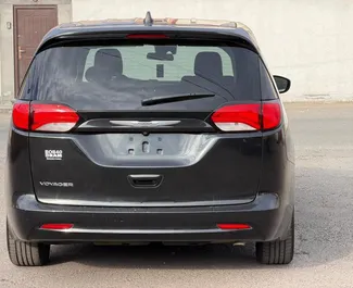 Interieur van Chrysler Voyager te huur in Armenië. Een geweldige auto met 7 zitplaatsen en een Automatisch transmissie.