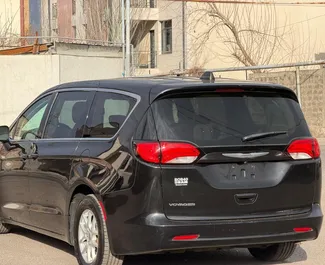 Vooraanzicht van een huurauto Chrysler Voyager in Jerevan, Armenië ✓ Auto #15482. ✓ Transmissie Automatisch TM ✓ 0 beoordelingen.