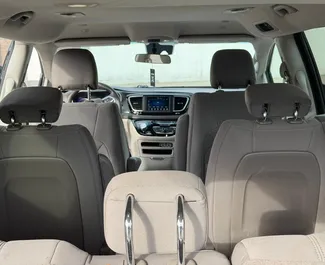 Chrysler Voyager 2021 beschikbaar voor verhuur in Jerevan, met een kilometerlimiet van onbeperkt.