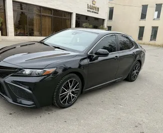 Vooraanzicht van een huurauto Toyota Camry in Tbilisi, Georgië ✓ Auto #15403. ✓ Transmissie Automatisch TM ✓ 0 beoordelingen.