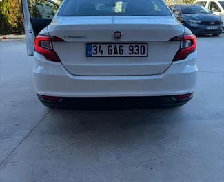 Benzine motor van 1,4L van Fiat Egea 2023 te huur op de luchthaven van Antalya.