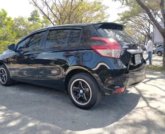 Vooraanzicht van een huurauto Toyota Yaris in Phuket, Thailand ✓ Auto #15376. ✓ Transmissie Automatisch TM ✓ 0 beoordelingen.