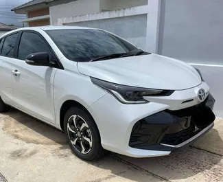 Vooraanzicht van een huurauto Toyota Yaris in Phuket, Thailand ✓ Auto #15375. ✓ Transmissie Automatisch TM ✓ 0 beoordelingen.
