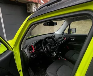 Interieur van Jeep Renegade te huur in Georgië. Een geweldige auto met 5 zitplaatsen en een Automatisch transmissie.