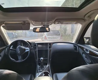 Interieur van Infiniti Q50 te huur in Georgië. Een geweldige auto met 5 zitplaatsen en een Automatisch transmissie.