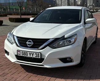 Vooraanzicht van een huurauto Nissan Altima op de luchthaven van Yerevan, Armenië ✓ Auto #15869. ✓ Transmissie Automatisch TM ✓ 0 beoordelingen.