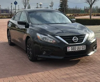 Vooraanzicht van een huurauto Nissan Altima op de luchthaven van Yerevan, Armenië ✓ Auto #15865. ✓ Transmissie Automatisch TM ✓ 0 beoordelingen.
