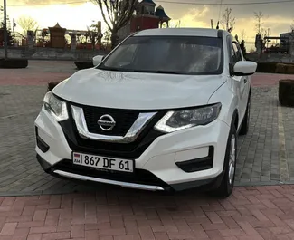 Vooraanzicht van een huurauto Nissan Rogue op de luchthaven van Yerevan, Armenië ✓ Auto #15871. ✓ Transmissie Automatisch TM ✓ 0 beoordelingen.