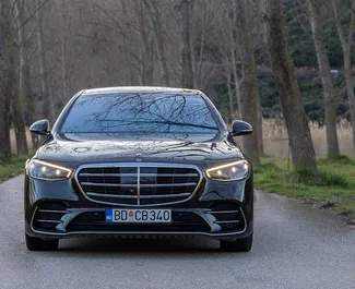 Vooraanzicht van een huurauto Mercedes-Benz S500 in Becici, Montenegro ✓ Auto #15905. ✓ Transmissie Automatisch TM ✓ 0 beoordelingen.