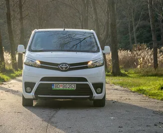 Vooraanzicht van een huurauto Toyota Proace Verso in Becici, Montenegro ✓ Auto #15910. ✓ Transmissie Automatisch TM ✓ 0 beoordelingen.