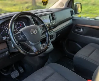 Diesel motor van 2,5L van Toyota Proace Verso 2023 te huur in Becici.