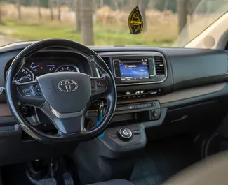 Toyota Proace Verso 2023 beschikbaar voor verhuur in Becici, met een kilometerlimiet van onbeperkt.