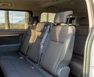 Interieur van Toyota Proace Verso te huur in Montenegro. Een geweldige auto met 8 zitplaatsen en een Automatisch transmissie.