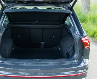 Volkswagen Tiguan 2023 beschikbaar voor verhuur in Becici, met een kilometerlimiet van onbeperkt.