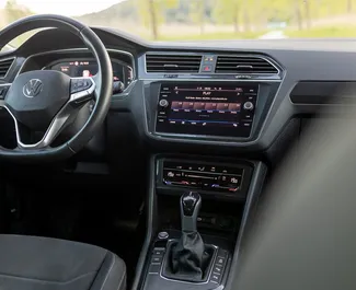 Interieur van Volkswagen Tiguan te huur in Montenegro. Een geweldige auto met 5 zitplaatsen en een Automatisch transmissie.