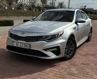 Vooraanzicht van een huurauto Kia Optima op de luchthaven van Yerevan, Armenië ✓ Auto #15861. ✓ Transmissie Automatisch TM ✓ 0 beoordelingen.