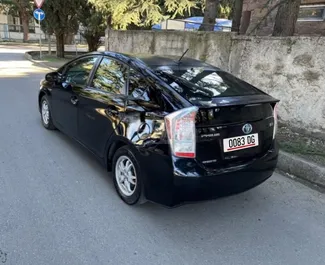 Verhuur Toyota Prius. Economy, Comfort Auto te huur in Georgië ✓ Borg van Borg van 300 GEL ✓ Verzekeringsmogelijkheden TPL, SCDW, FDW, Passagiers, Diefstal.