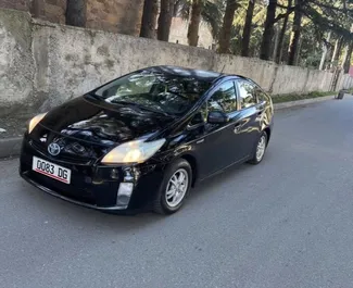 Vooraanzicht van een huurauto Toyota Prius in Koetaisi, Georgië ✓ Auto #15896. ✓ Transmissie Automatisch TM ✓ 0 beoordelingen.