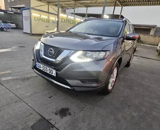 Benzine motor van 2,5L van Nissan Rogue 2018 te huur in Tbilisi.