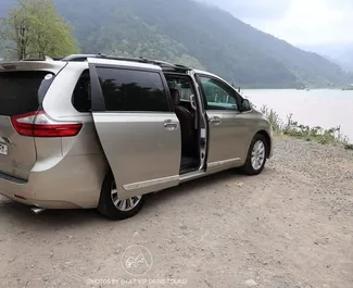 Vooraanzicht van een huurauto Toyota Sienna in Batumi, Georgië ✓ Auto #15779. ✓ Transmissie Automatisch TM ✓ 0 beoordelingen.