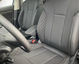 Interieur van Skoda Kamiq te huur in Slovenië. Een geweldige auto met 5 zitplaatsen en een Automatisch transmissie.