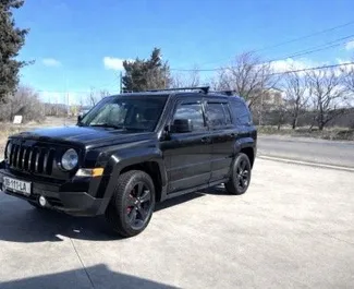 Vooraanzicht van een huurauto Jeep Patriot in Tbilisi, Georgië ✓ Auto #15511. ✓ Transmissie Automatisch TM ✓ 0 beoordelingen.