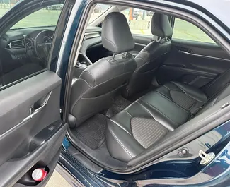 Toyota Camry 2018 beschikbaar voor verhuur in Tbilisi, met een kilometerlimiet van onbeperkt.