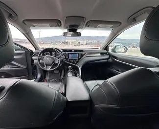 Benzine motor van 2,5L van Toyota Camry 2018 te huur in Tbilisi.