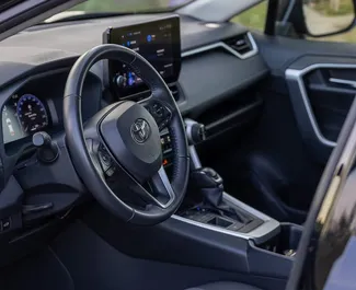 Toyota Rav4 2025 beschikbaar voor verhuur in Becici, met een kilometerlimiet van onbeperkt.