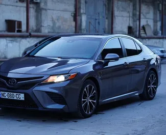 Toyota Camry 2019 beschikbaar voor verhuur in Tbilisi, met een kilometerlimiet van onbeperkt.