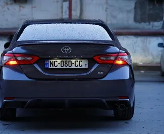 Interieur van Toyota Camry te huur in Georgië. Een geweldige auto met 5 zitplaatsen en een Automatisch transmissie.