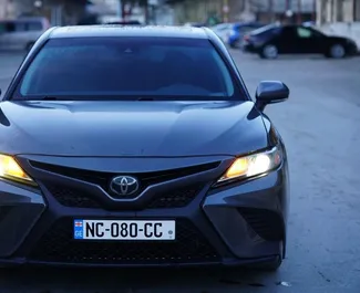 Vooraanzicht van een huurauto Toyota Camry in Tbilisi, Georgië ✓ Auto #15819. ✓ Transmissie Automatisch TM ✓ 0 beoordelingen.