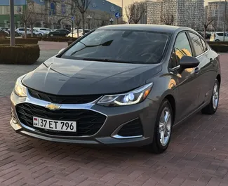 Vooraanzicht van een huurauto Chevrolet Cruze op de luchthaven van Yerevan, Armenië ✓ Auto #15877. ✓ Transmissie Automatisch TM ✓ 0 beoordelingen.