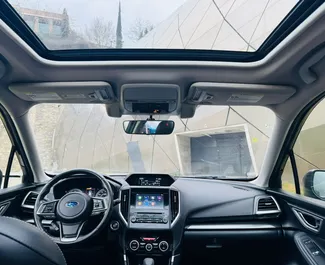 Interieur van Subaru Forester te huur in Georgië. Een geweldige auto met 5 zitplaatsen en een Automatisch transmissie.