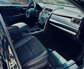 Toyota Camry 2015 met Vooraandrijving systeem, beschikbaar in Tbilisi.