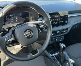 Interieur van Skoda Fabia te huur in Montenegro. Een geweldige auto met 5 zitplaatsen en een Automatisch transmissie.