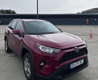 Toyota Rav4 2022 beschikbaar voor verhuur in Tbilisi, met een kilometerlimiet van onbeperkt.