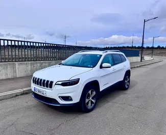 Vooraanzicht van een huurauto Jeep Cherokee in Tbilisi, Georgië ✓ Auto #15667. ✓ Transmissie Automatisch TM ✓ 0 beoordelingen.