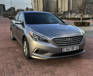 Vooraanzicht van een huurauto Hyundai Sonata op de luchthaven van Yerevan, Armenië ✓ Auto #15876. ✓ Transmissie Automatisch TM ✓ 0 beoordelingen.
