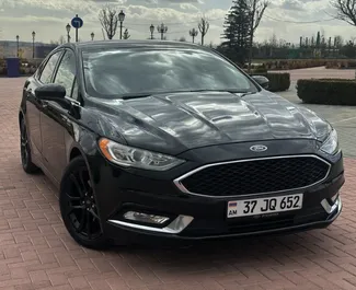 Vooraanzicht van een huurauto Ford Fusion Sedan op de luchthaven van Yerevan, Armenië ✓ Auto #15853. ✓ Transmissie Automatisch TM ✓ 0 beoordelingen.