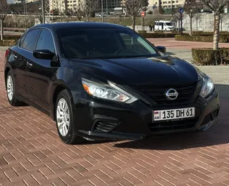 Vooraanzicht van een huurauto Nissan Altima op de luchthaven van Yerevan, Armenië ✓ Auto #15864. ✓ Transmissie Automatisch TM ✓ 0 beoordelingen.