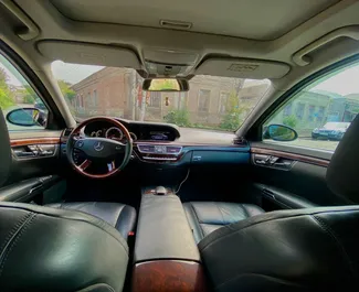 Mercedes-Benz S-Class 2009 beschikbaar voor verhuur in Tbilisi, met een kilometerlimiet van onbeperkt.