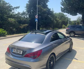 Interieur van Mercedes-Benz CLA250 te huur in Georgië. Een geweldige auto met 5 zitplaatsen en een Automatisch transmissie.