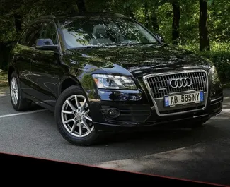 Vooraanzicht van een huurauto Audi Q5 in Tirana, Albanië ✓ Auto #10511. ✓ Transmissie Automatisch TM ✓ 0 beoordelingen.