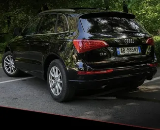 Interieur van Audi Q5 te huur in Albanië. Een geweldige auto met 5 zitplaatsen en een Automatisch transmissie.