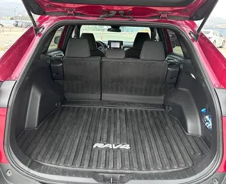 Interieur van Toyota Rav4 te huur in Georgië. Een geweldige auto met 5 zitplaatsen en een Automatisch transmissie.