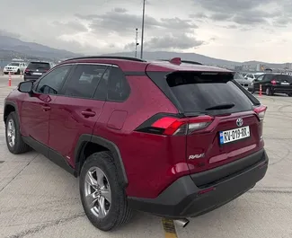 Vooraanzicht van een huurauto Toyota Rav4 in Tbilisi, Georgië ✓ Auto #15812. ✓ Transmissie Automatisch TM ✓ 0 beoordelingen.