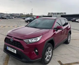 Hybride motor van 2,5L van Toyota Rav4 2022 te huur in Tbilisi.